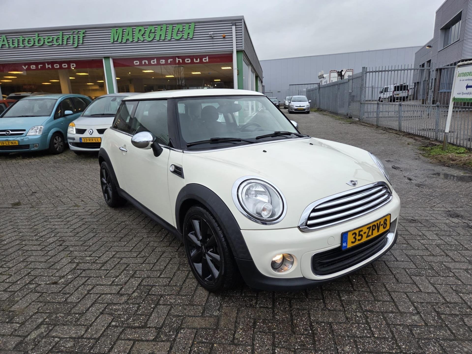 Mini Mini 1.6 One Kite White|NAP|NAVIGATIE|BT|, Auto's, Mini, Voorwielaandrijving, Euro 5, Gebruikt, 4 cilinders