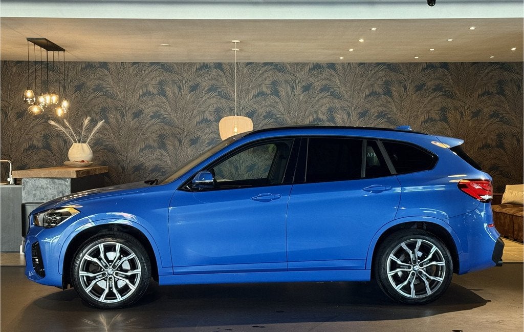 BMW X1 xDrive25d High Exe I 231pk I M-Pakket I Pano I VOL!, Auto's, 232 pk, 2000 kg, Blauw, Leder