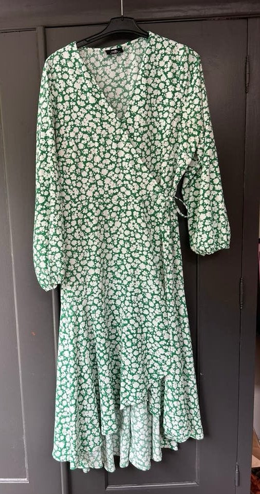 Mooie overslagjurk maat 46 Wallis, Ophalen of Verzenden, Zo goed als nieuw, Maat 46/48 (XL) of groter, Onder de knie