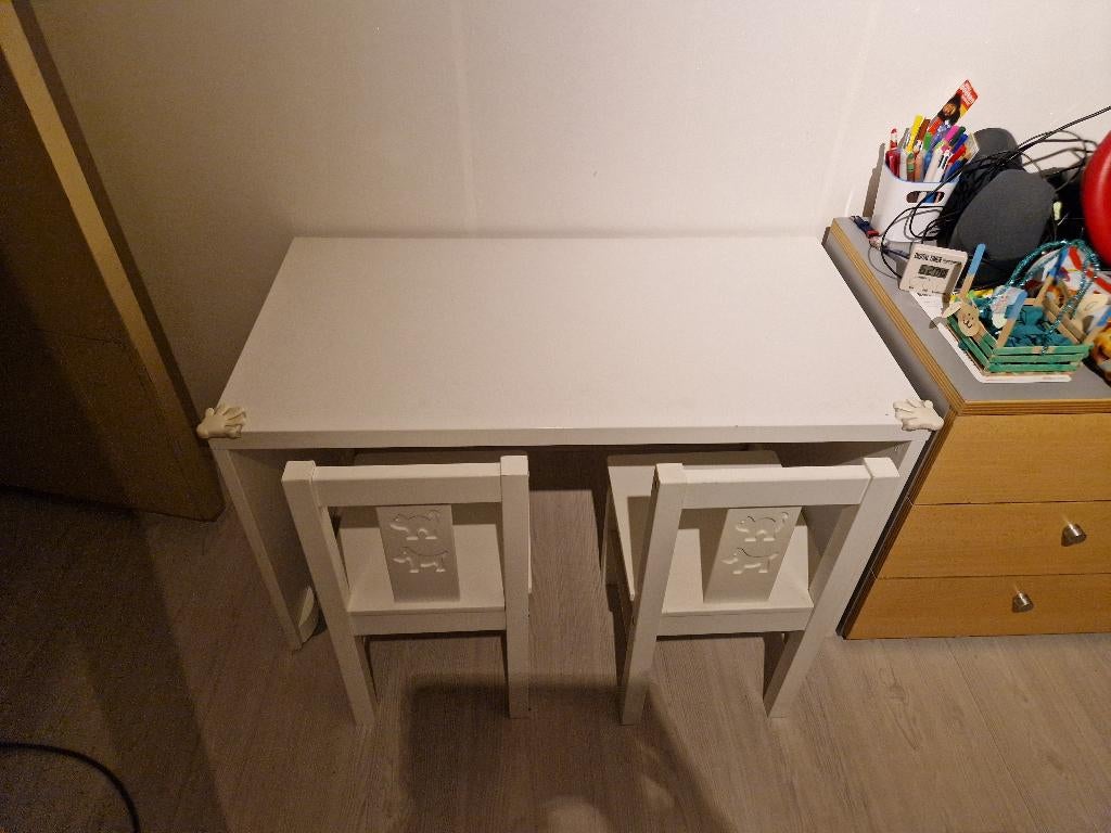Kindertafel IKEA met 2 stoeltjes, Kinderen en Baby's, Kinderkamer | Tafels en Stoelen, Ophalen, Gebruikt, Tafel(s) en Stoel(en)