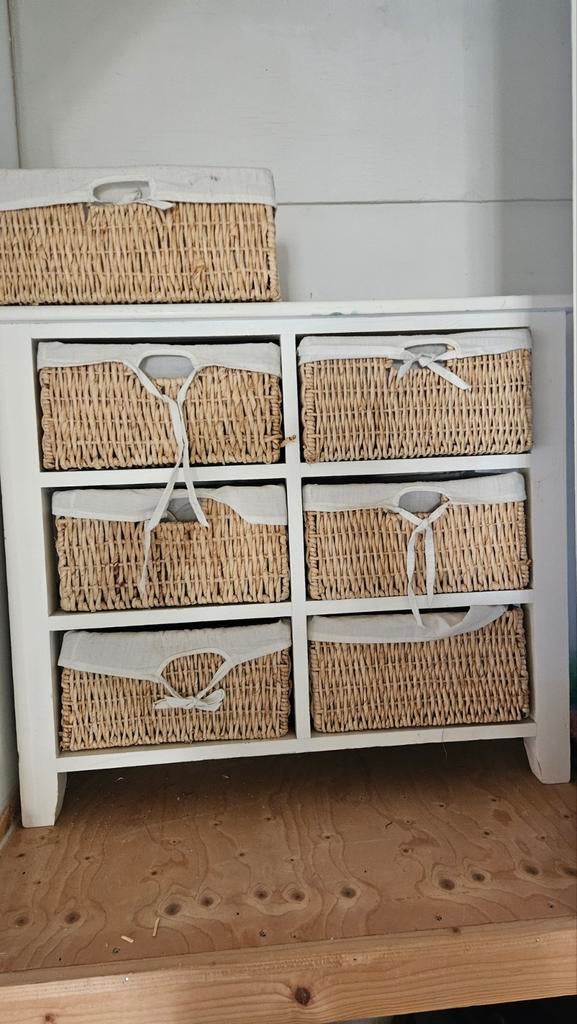 Leuk kastje met rieten mandjes, Ophalen of Verzenden, Gebruikt