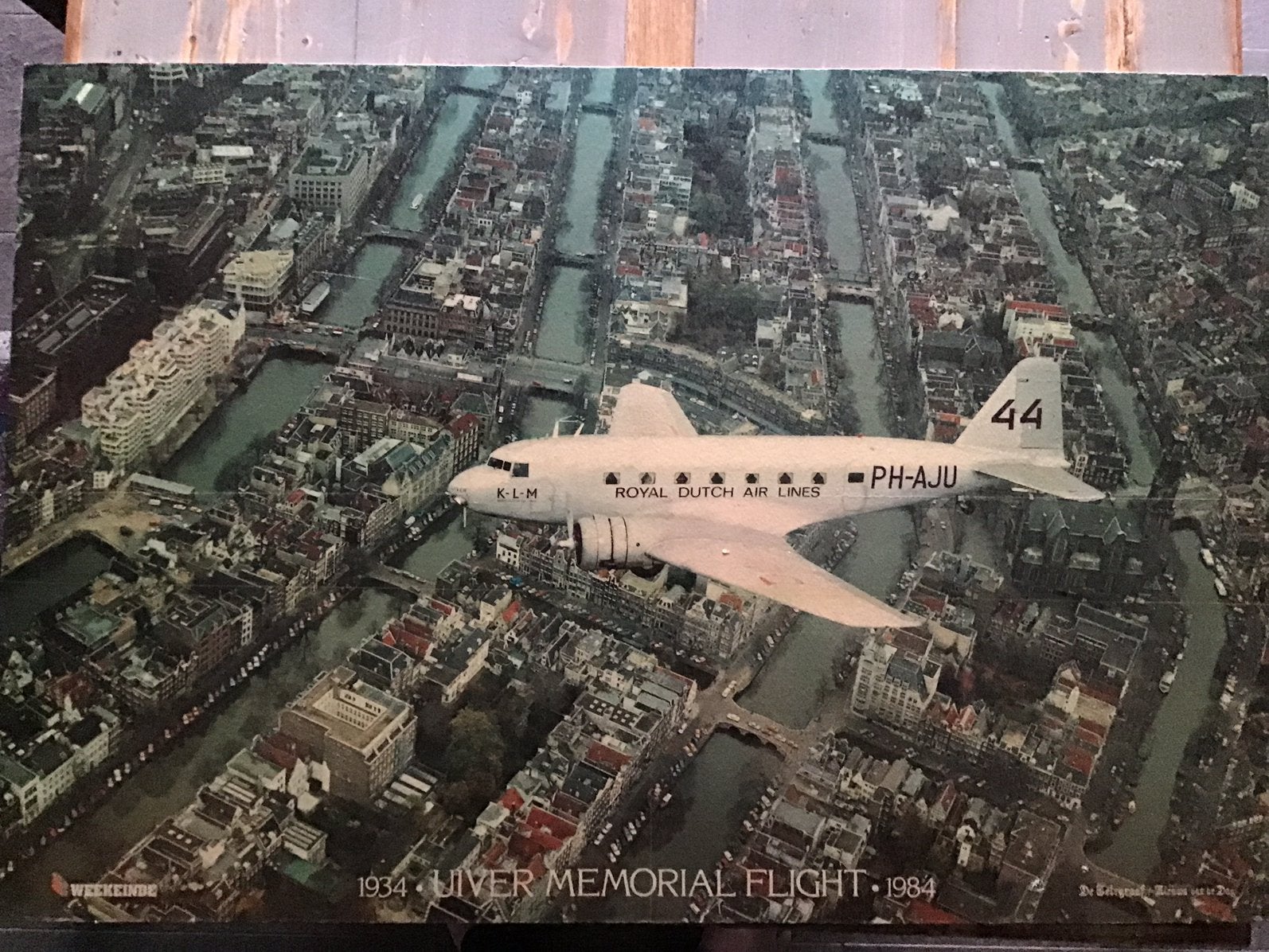 Geplastificeerde luchtfoto van De Uiver vliegend boven A’dam, Ophalen, Gebruikt, Kaart, Foto of Prent