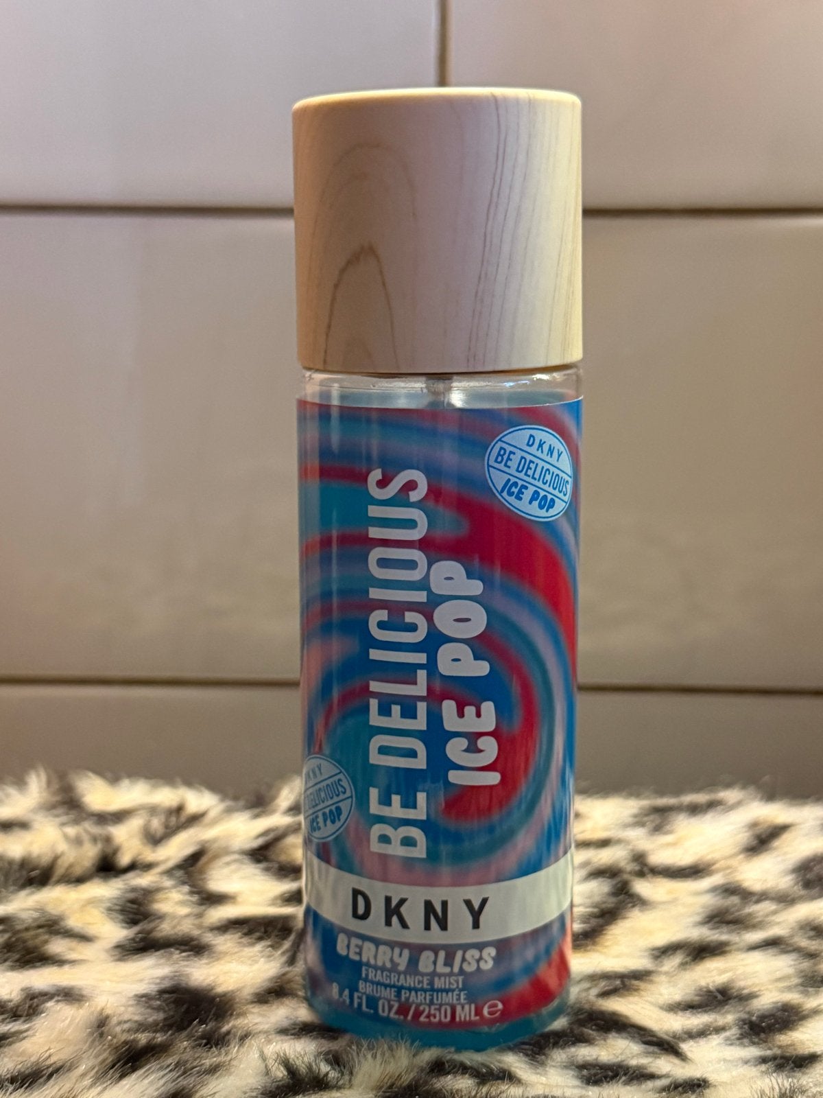 DKNY Be Delicious Ice Pop Berry Bliss Fragrance Mist, Ophalen of Verzenden, Zo goed als nieuw