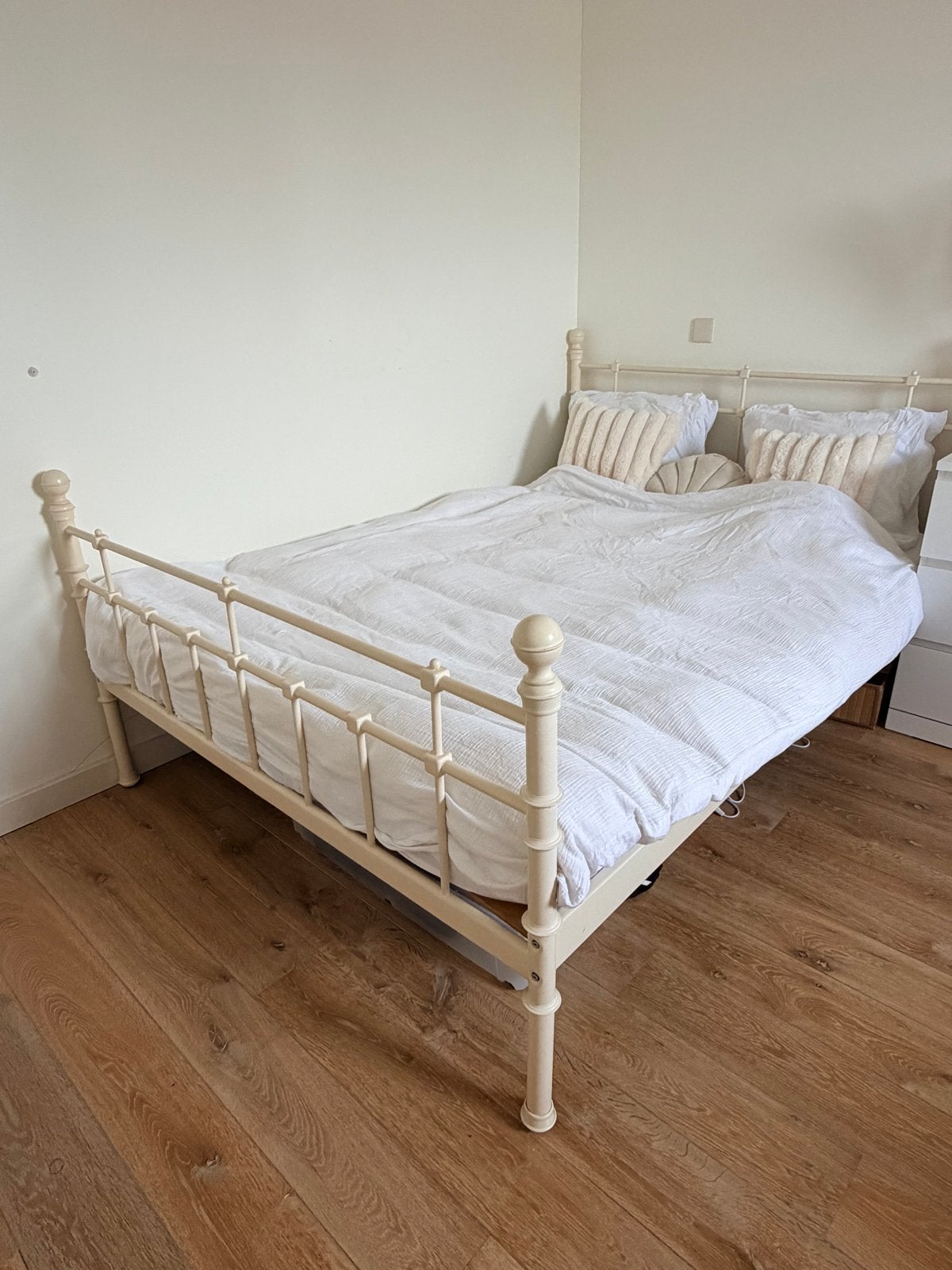 Wit gietijzeren spijlenbed 160x200 cm lattenbodem en matras, Ophalen, Gebruikt, Tweepersoons, Metaal