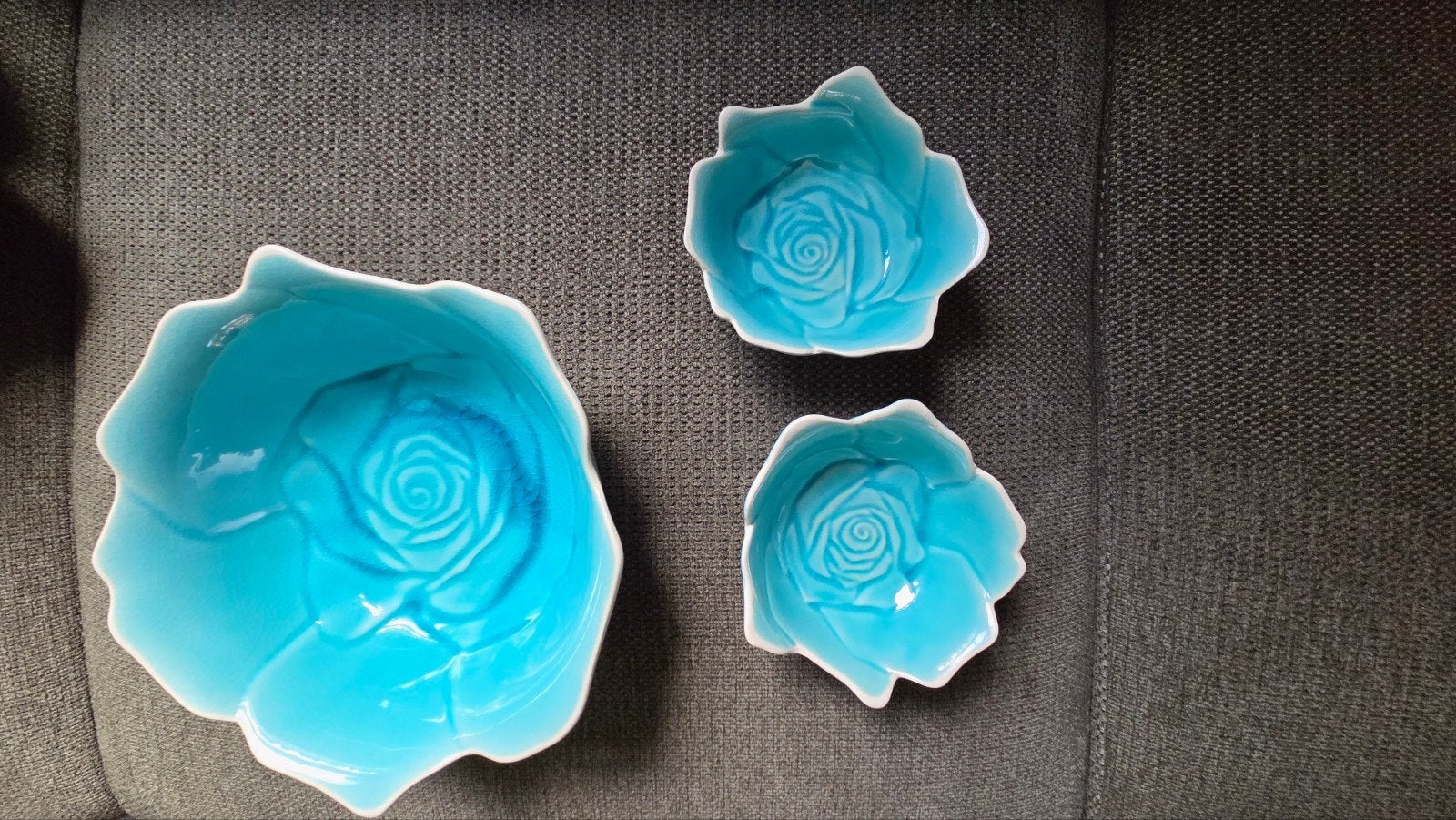 Set van 3 turquoise schalen in roosvorm, Ophalen, Porselein of Keramiek, Schaal, Zo goed als nieuw