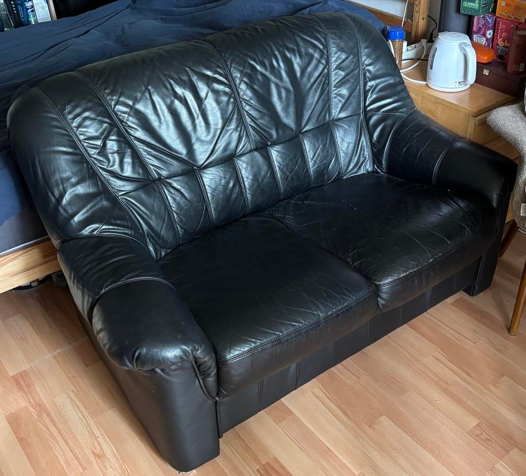 Zwarte leren tweezitsbank - Comfortabel en compact, Ophalen, Gebruikt, Tweepersoons, Minder dan 150 cm