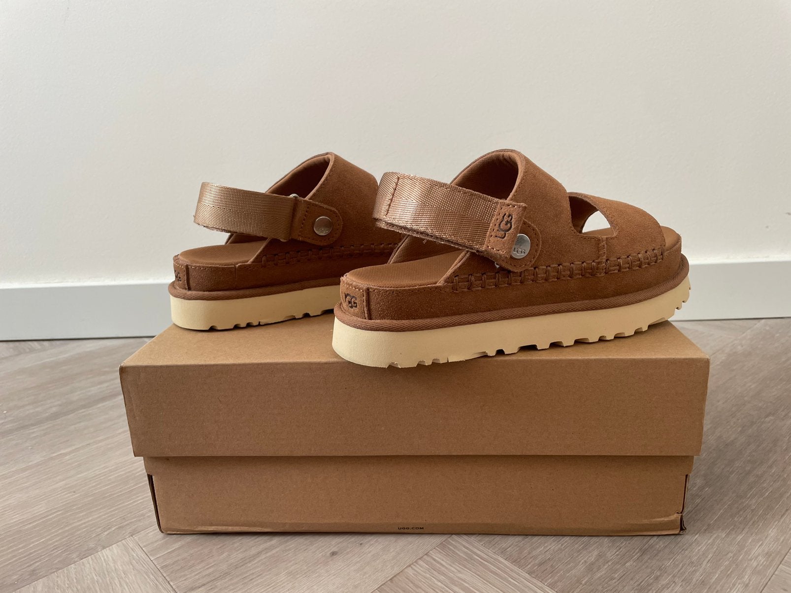 Uggs goldenstar 38, Kleding | Dames, Schoenen, Ophalen of Verzenden, Zo goed als nieuw, Zwart, Sandalen of Muiltjes