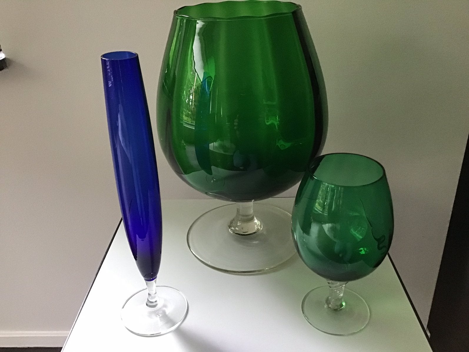 Sierlijk blauw vaasje + 2 groene bokalen - groot en klein, Antiek en Kunst, Ophalen of Verzenden