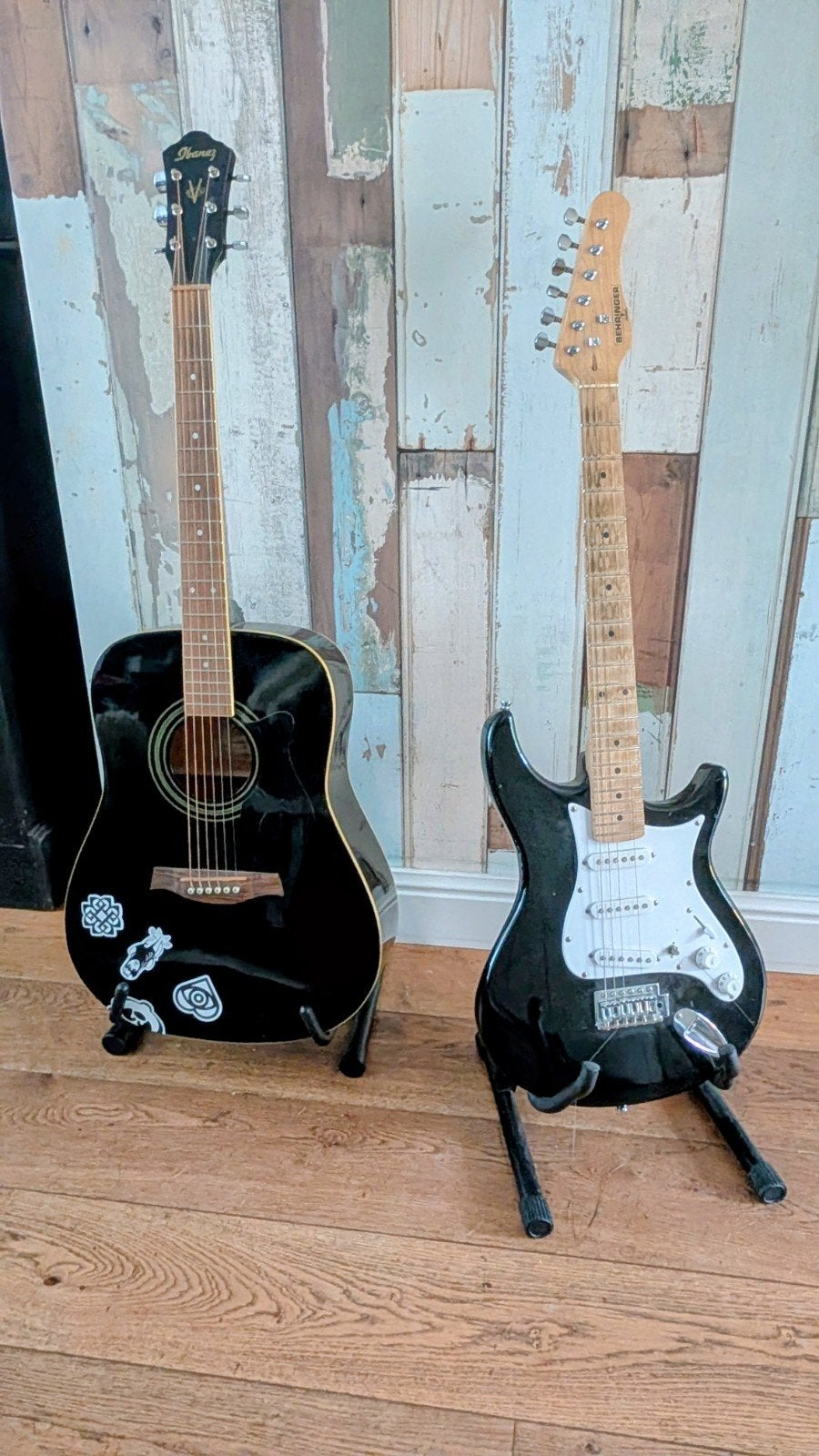 Behringer elektrische gitaar met standaard, Ophalen of Verzenden, Gebruikt, Solid body, Overige merken