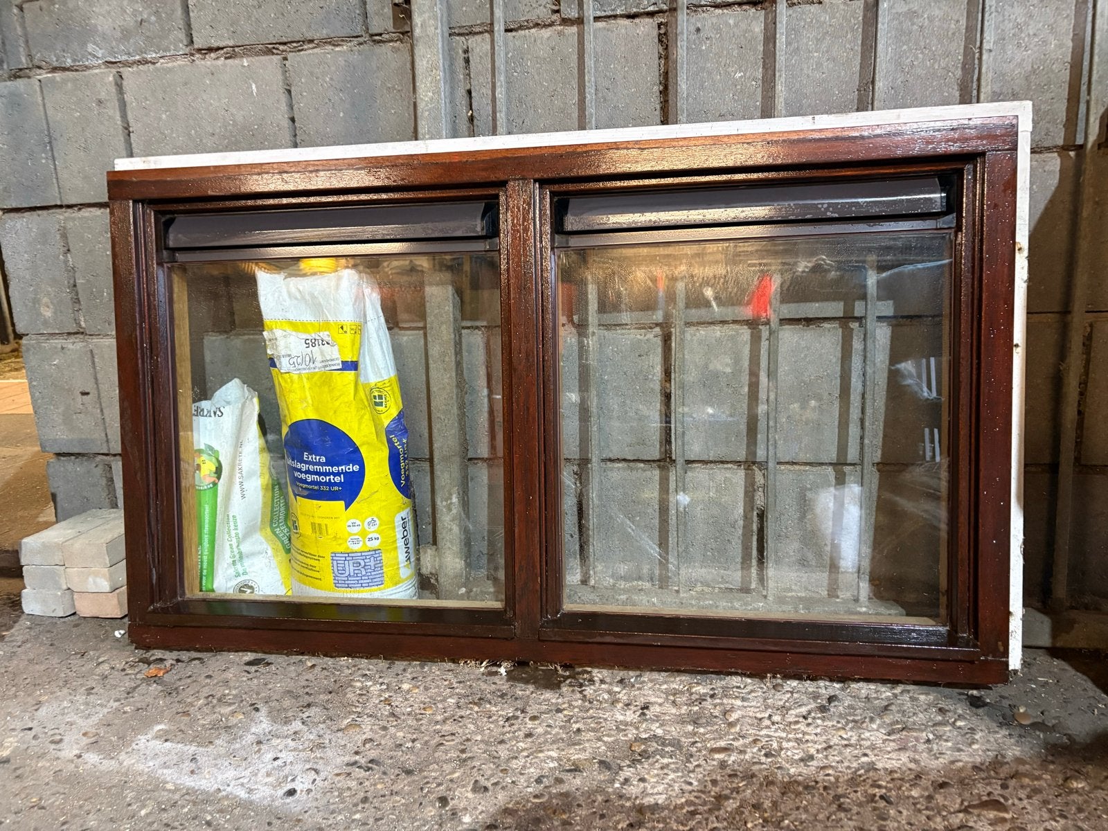 Zwaar hardhouten kozijn met ventilatieruit, 140.6x80cm, Ophalen, Gevelraam of Ruit, Gebruikt, 80 tot 120 cm