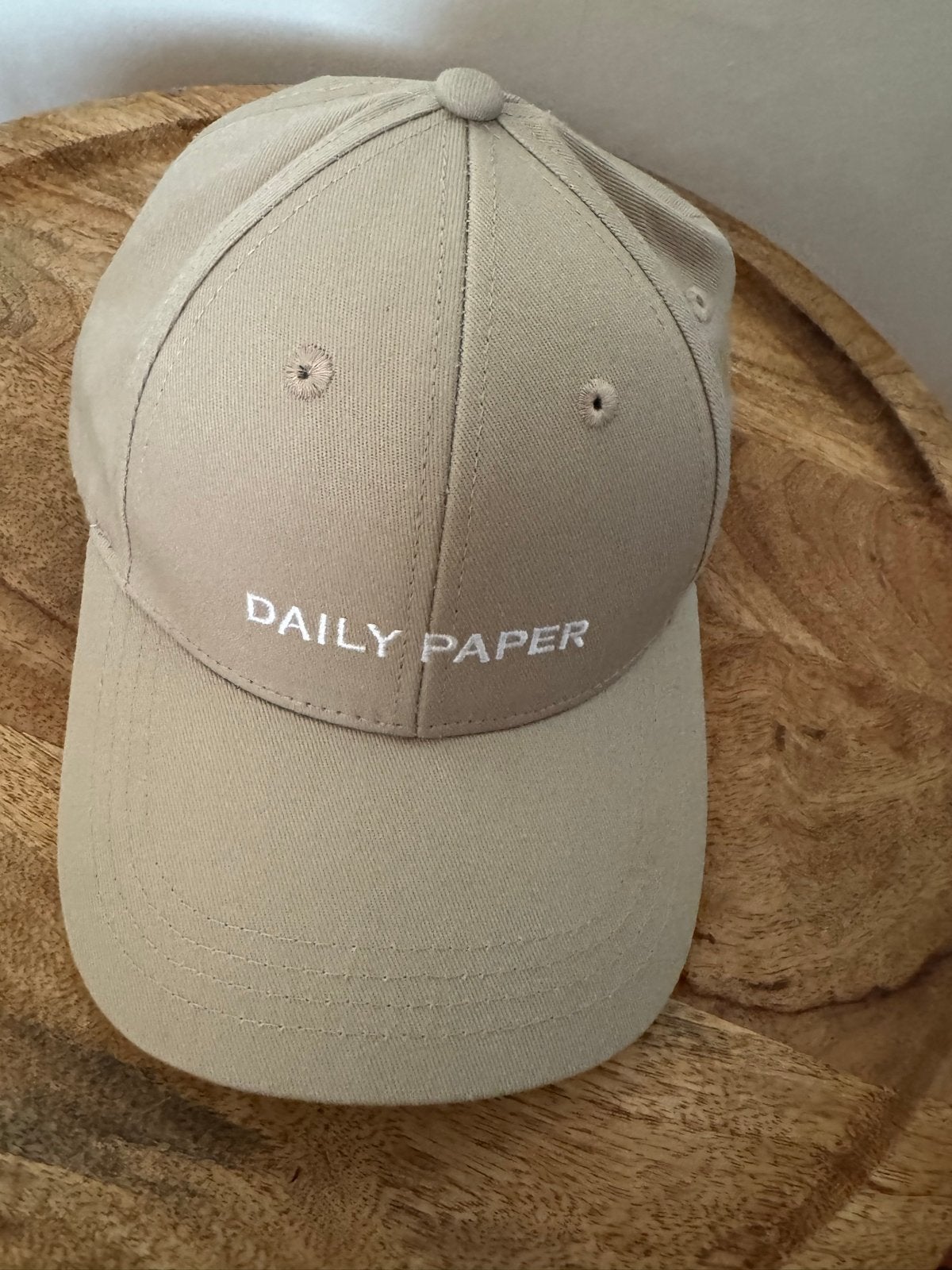 Daily Paper pet beige zandkleur logo cap one size nieuw, Ophalen of Verzenden, Nieuw, One size fits all, Pet