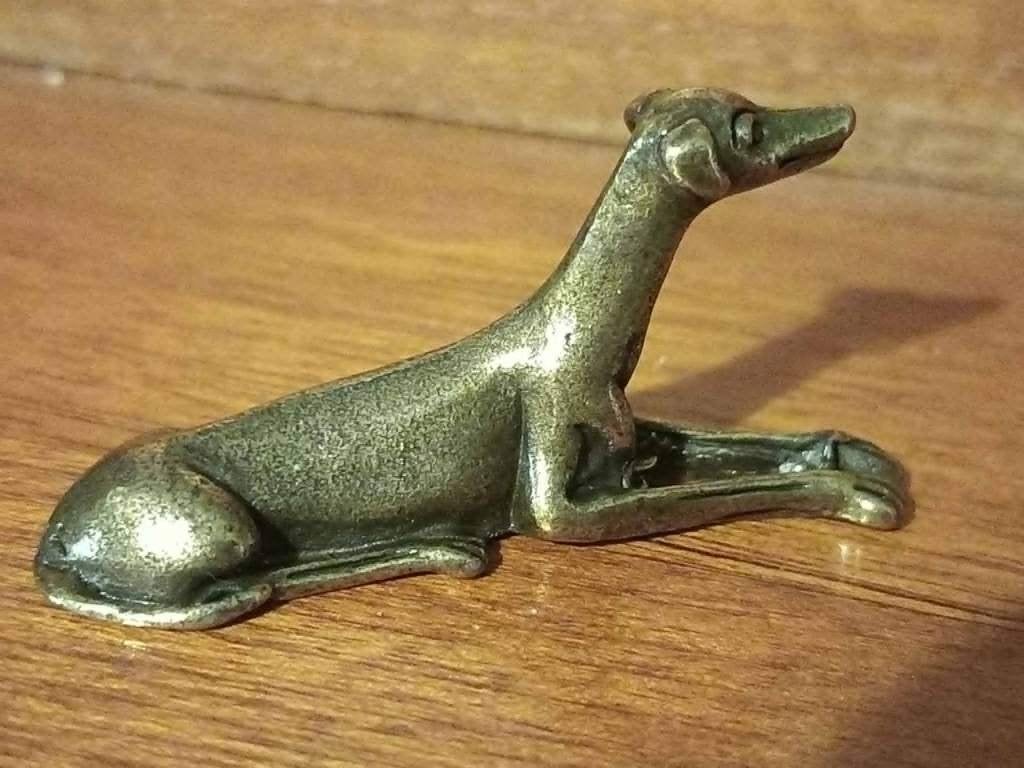 Kleine liggende galgo/greyhound, Verzenden, Nieuw, Dier