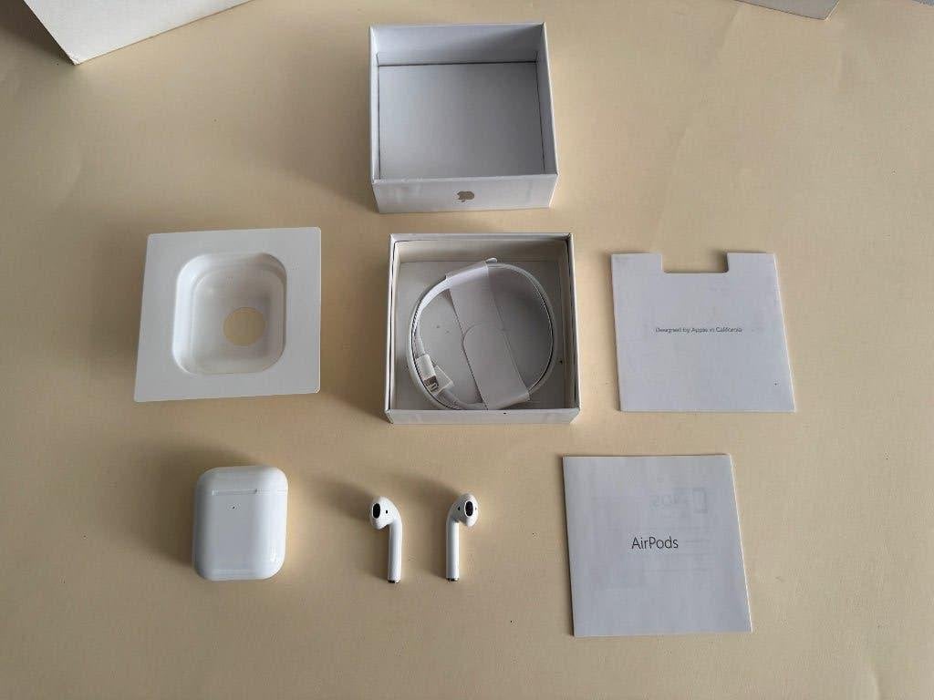 AirPods in doosje met oplaad-case en kabeltje, In-ear, Ophalen of Verzenden, Zo goed als nieuw, Wit