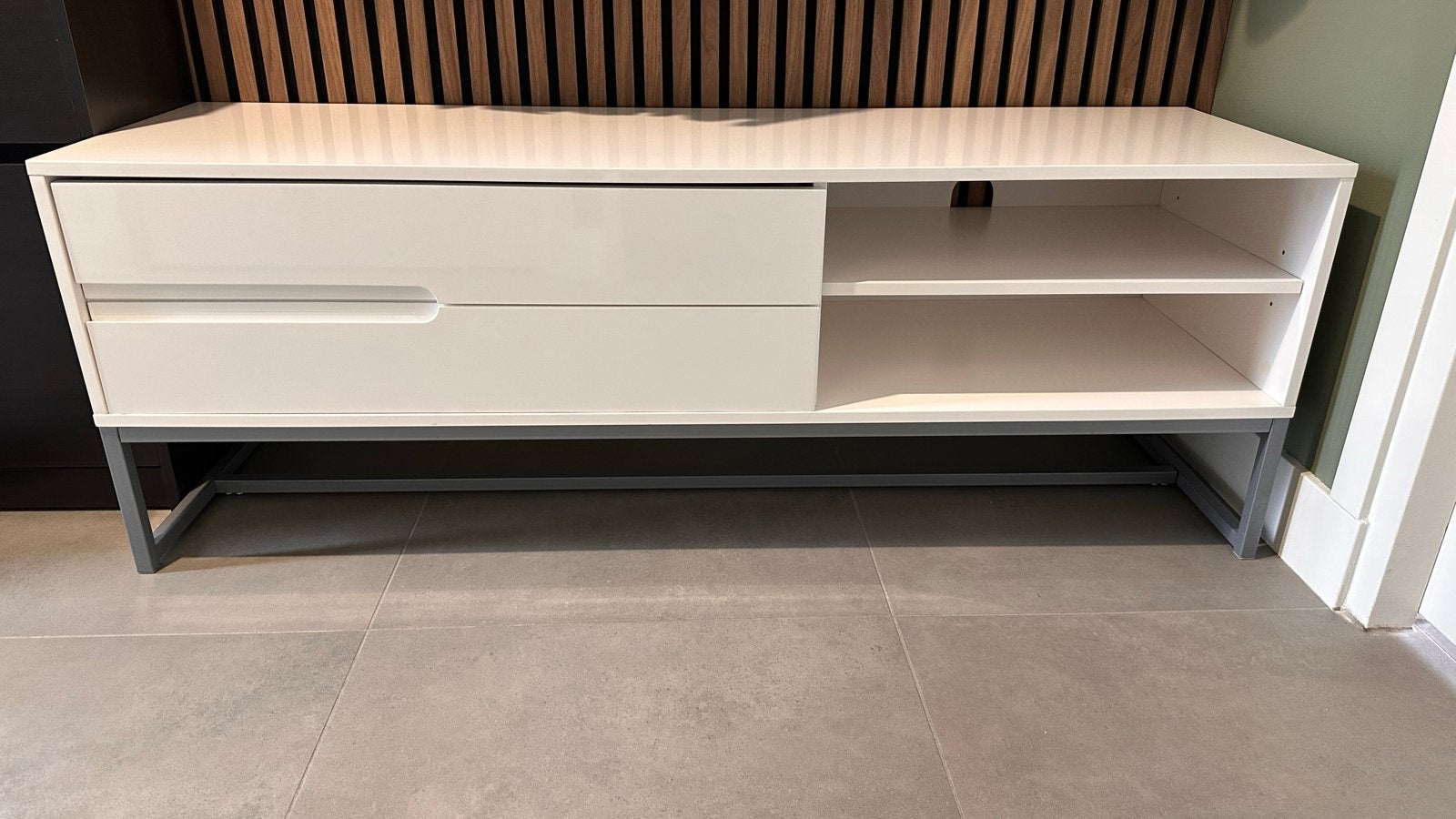 Wit tv meubel van Jysk - 150x42x50 cm, Huis en Inrichting, Kasten | Televisiemeubels, Gebruikt, 100 tot 150 cm, Ophalen of Verzenden