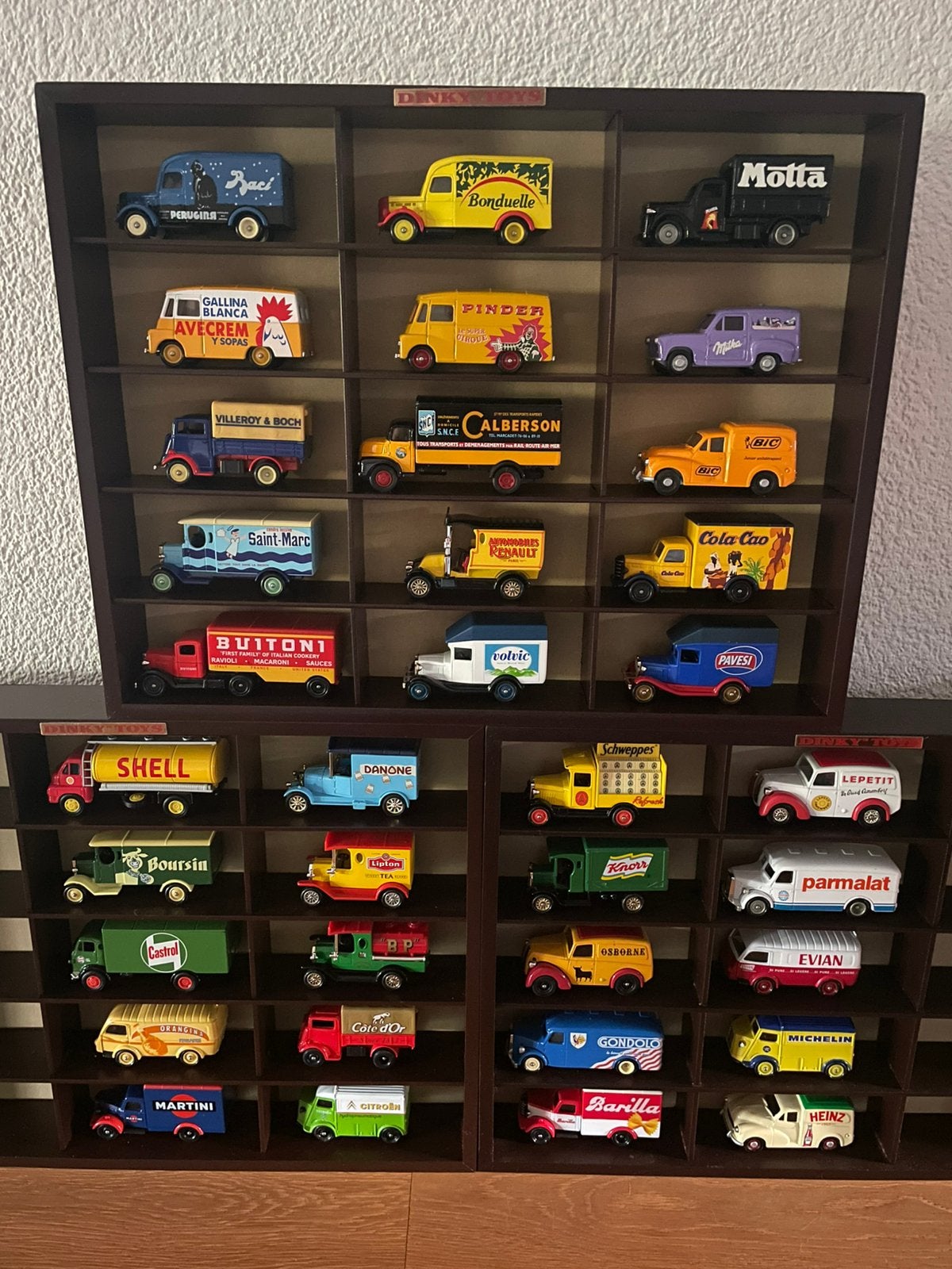 3 houten kastjes Dinky Toys + 35 Corgi reclameautootjes 1:43, Ophalen of Verzenden, Nieuw, Auto, Corgi