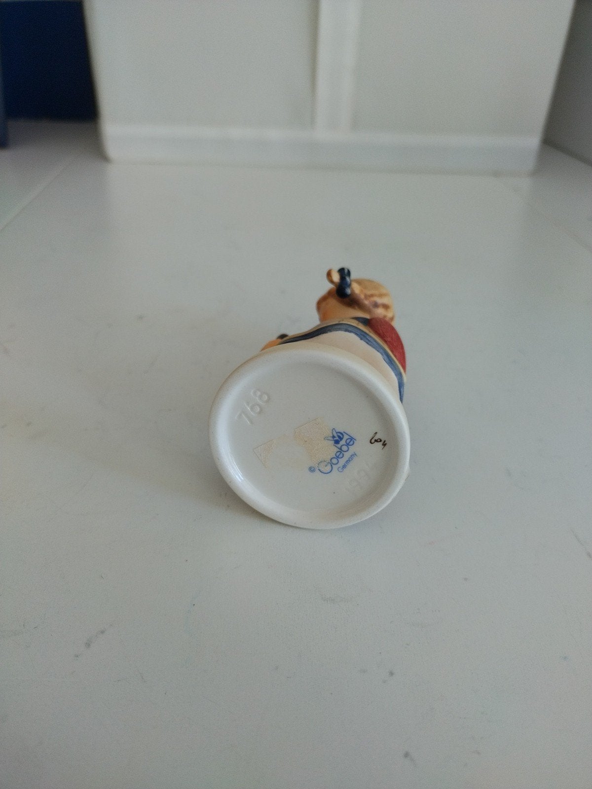 Vintage Goebel Hummel beeldje - Meisje met stok, Ophalen of Verzenden, Nieuw, Hummel