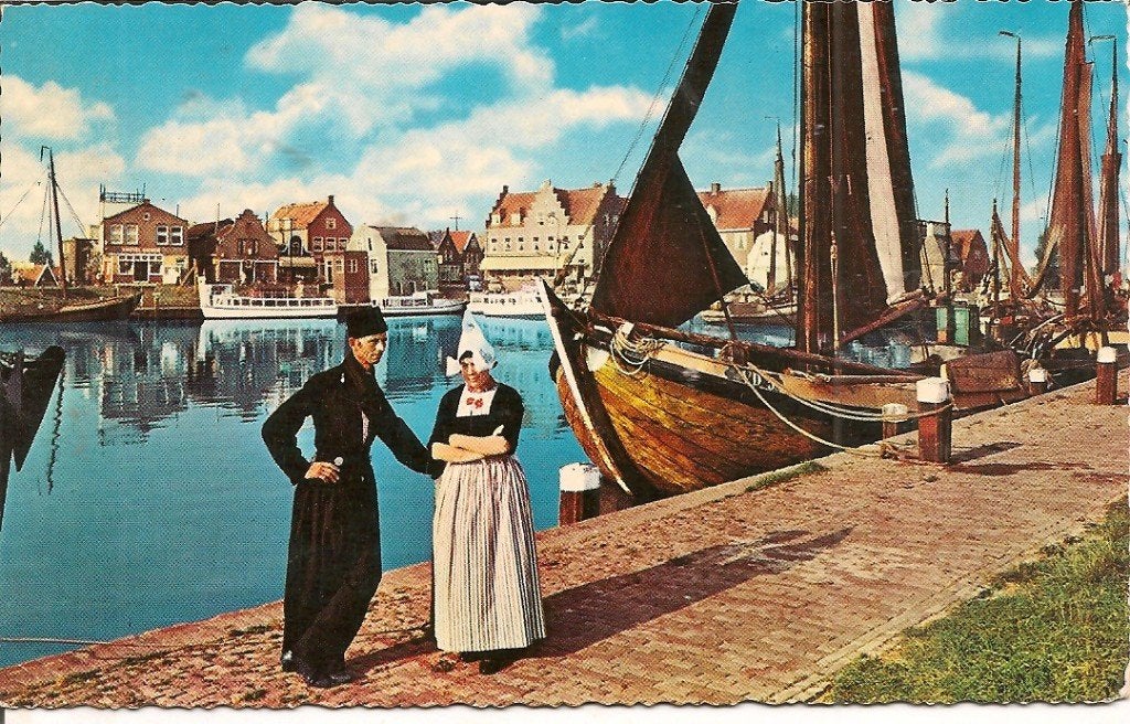 Oude ansichtkaart Volendam met klederdracht en boten, Ophalen of Verzenden, 1960 tot 1980, Gelopen, Noord-Holland