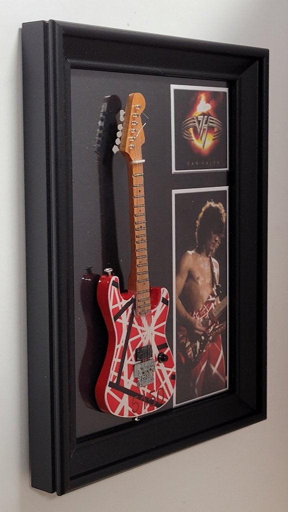 Eddie van Halen miniatuur gitaar op lijst wanddeco decoratie, Info@deconoord.nl, Deco Noord, Nieuw, Ophalen of Verzenden