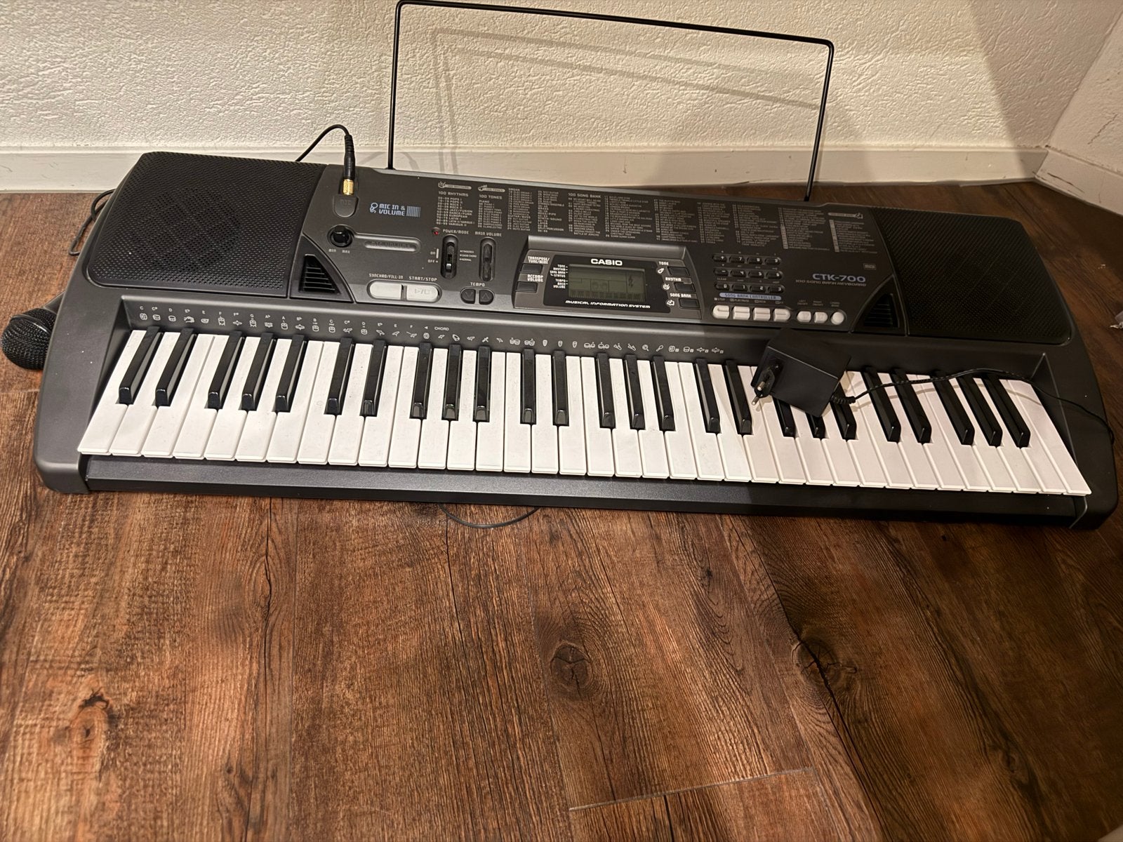 Casio CTK-700 Keyboard met microfoon en bladmuziekstandaard, Ophalen, Casio, Met standaard, 61 toetsen