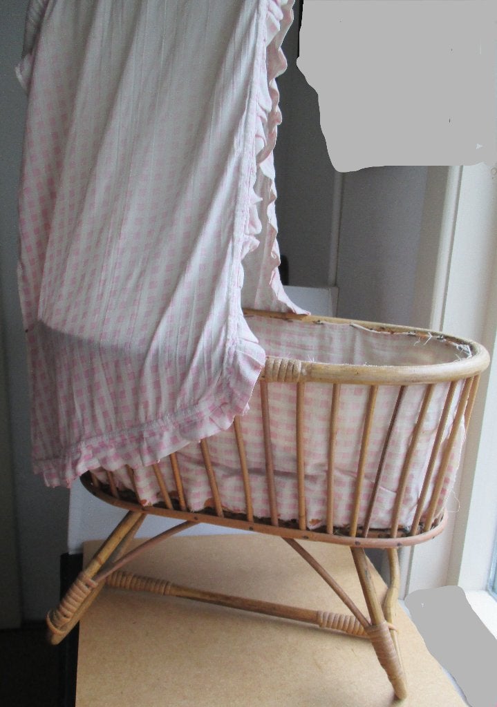 Rotan Wieg jaren 50 + Ollie B Bommel Deken~Poppenwieg bamboe, Ophalen
