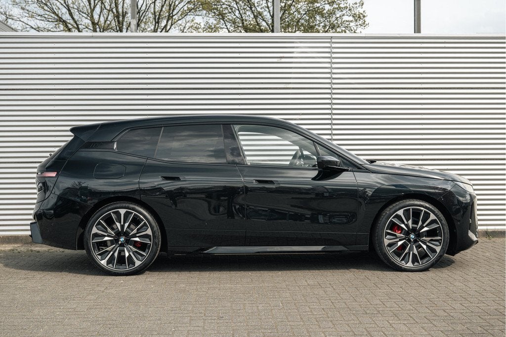 BMW iX xDrive60 M Sport / Panoramadak Sky Lounge / Trekhaak, Auto's, BMW, Automaat, Gebruikt, Zwart, Met garantie (alle)