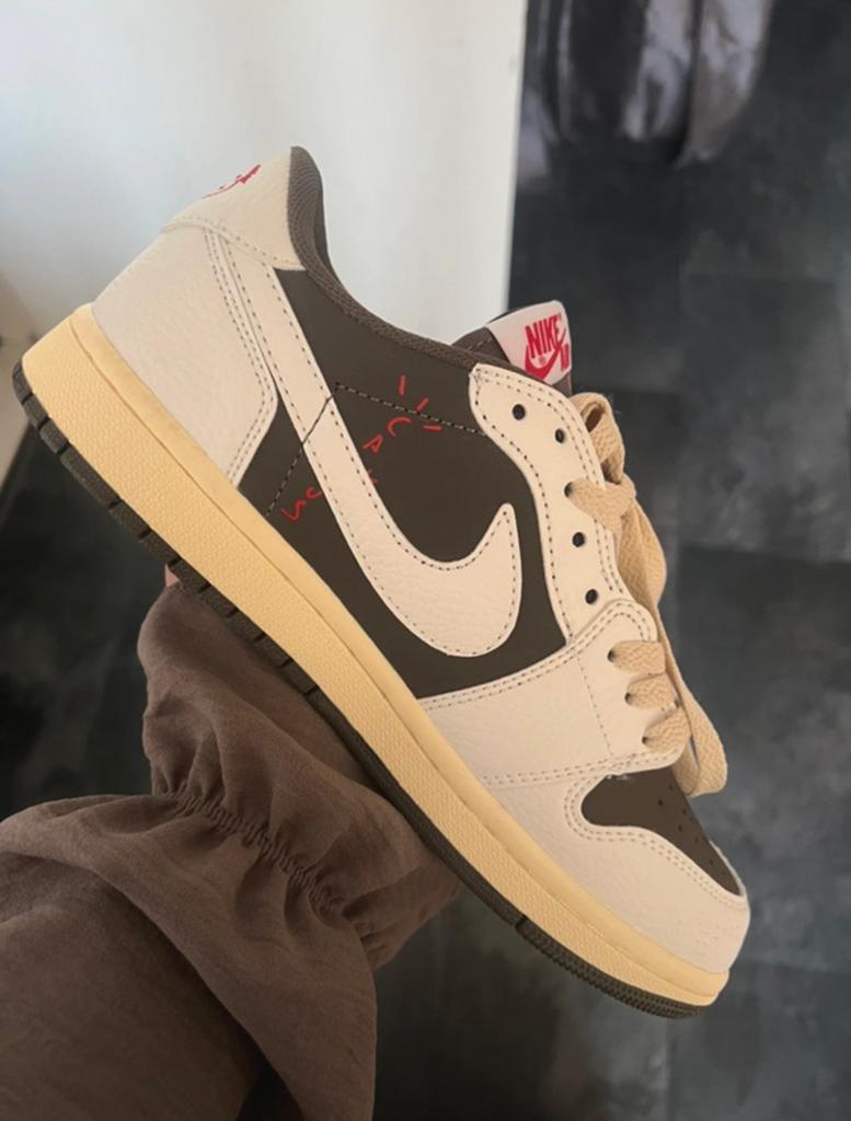 Travis Scott x Nike Dunk Low ‘Reverse Mocha’ - Maat 39, Kleding | Dames, Schoenen, Ophalen of Verzenden, Nieuw, Bruin, Sneakers of Gympen