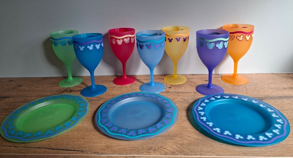 Disney Mickey Mouse - zeven Glazen/bekers en drie BordenDLRP, Ophalen of Verzenden, Mickey Mouse, Gebruikt, Servies