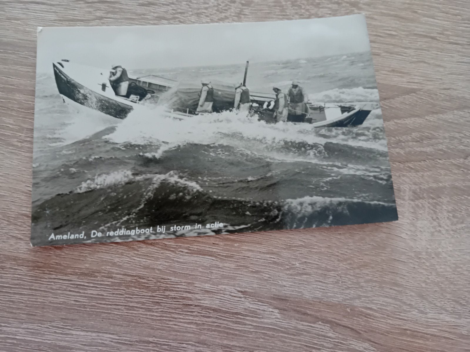zwart wit ansichtkaart de reddingboot bij Storm in actie Ame, Ophalen of Verzenden, Waddeneilanden