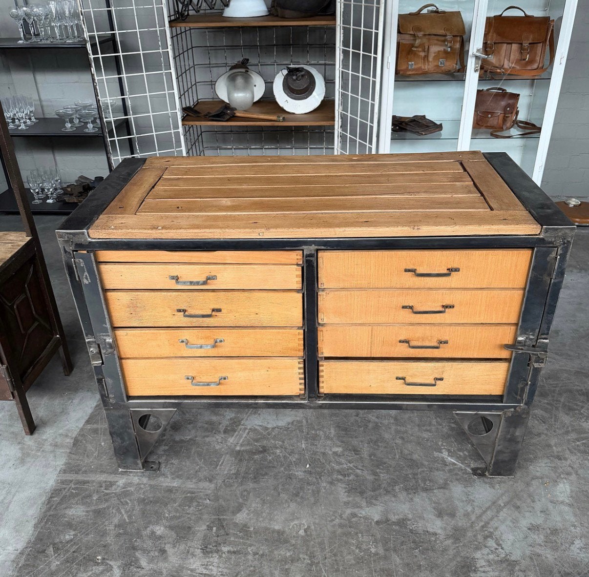 Oude militaire ladekast, vintage werkbank, dressoir, Ophalen