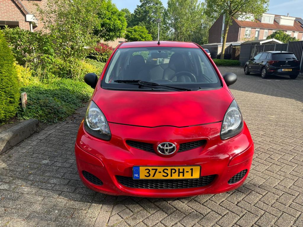 Toyota Aygo 2011 rood origineel en 87500km., Auto's, Voorwielaandrijving, Stof, Zwart, 4 stoelen