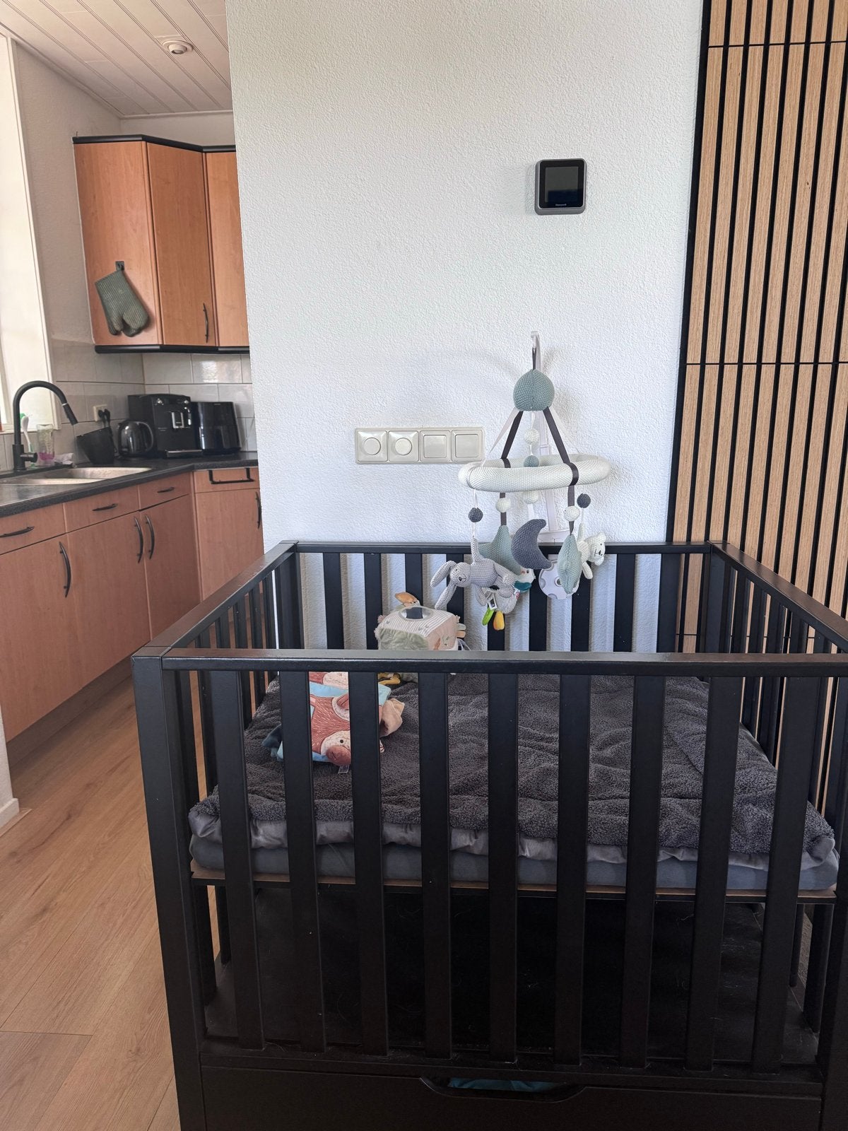 Zwarte houten box met lade en mobiel in hoogte verstelbaar, Kinderen en Baby's, Boxen, Ophalen, Gebruikt, Rechthoekig, Lade