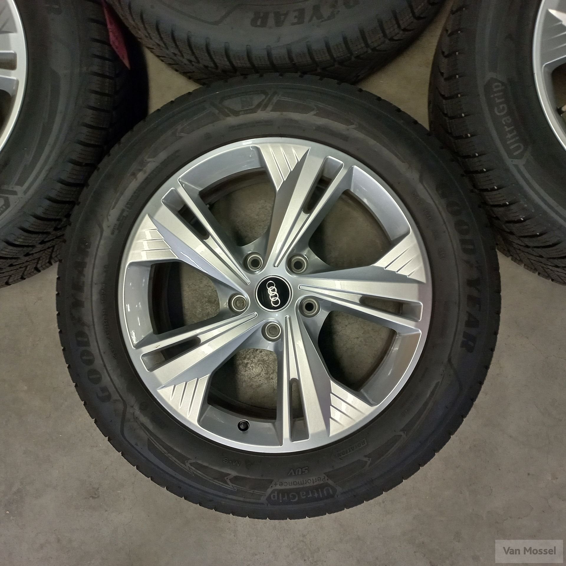Audi Q4 Goodyear Ultragrip Performance+ SUV 235/60/R19 107H, 19 inch, Gebruikt, -, -