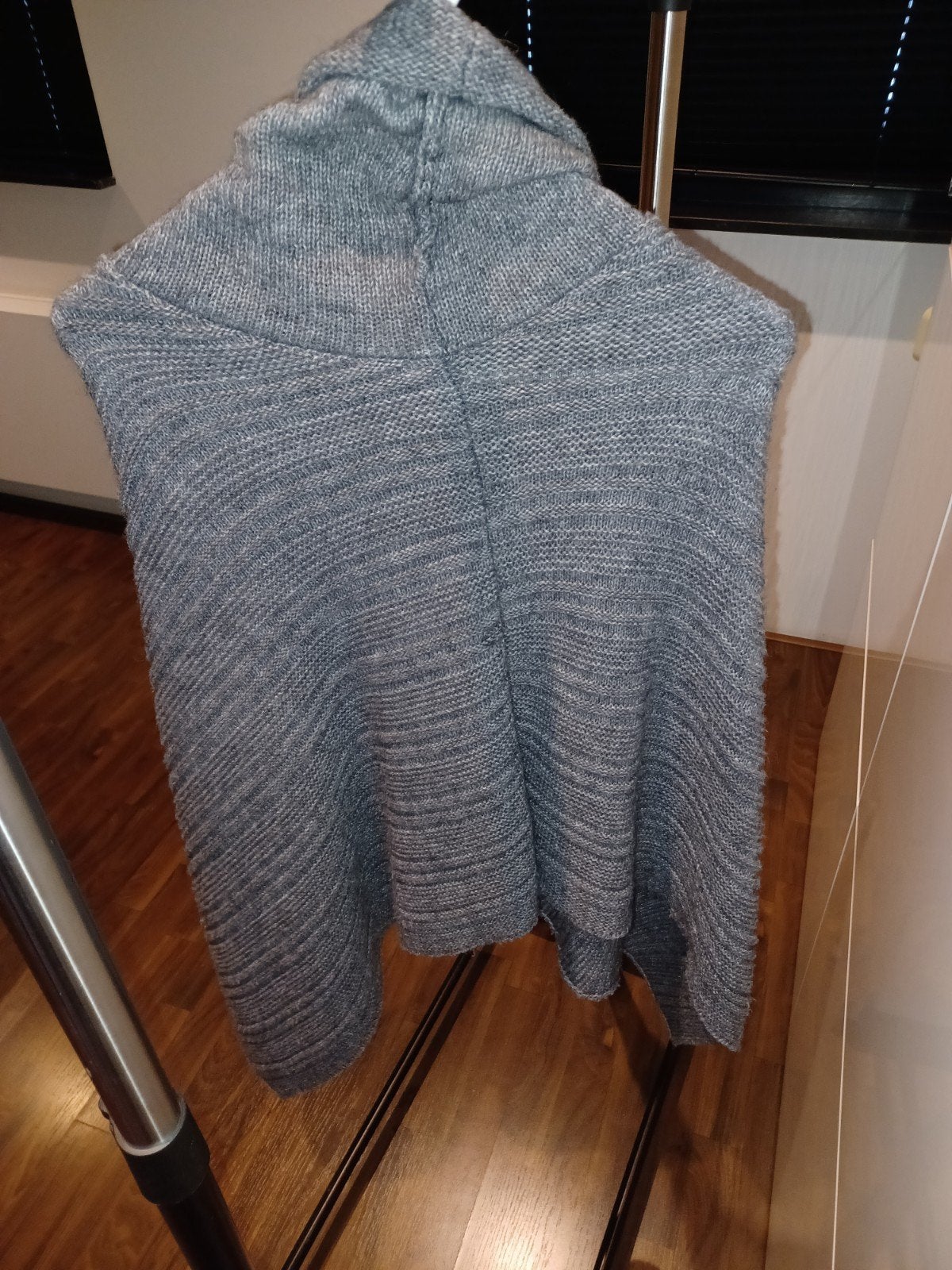 Grijze gebreide poncho met col, Maat 38/40 (M), Ophalen of Verzenden, Grijs, Onbekend