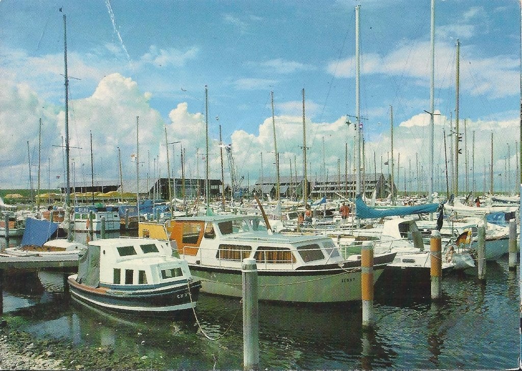 M74 Gelopen ansichtkaart jachthaven Bruinisse, Ophalen of Verzenden, 1980 tot heden, Gelopen
