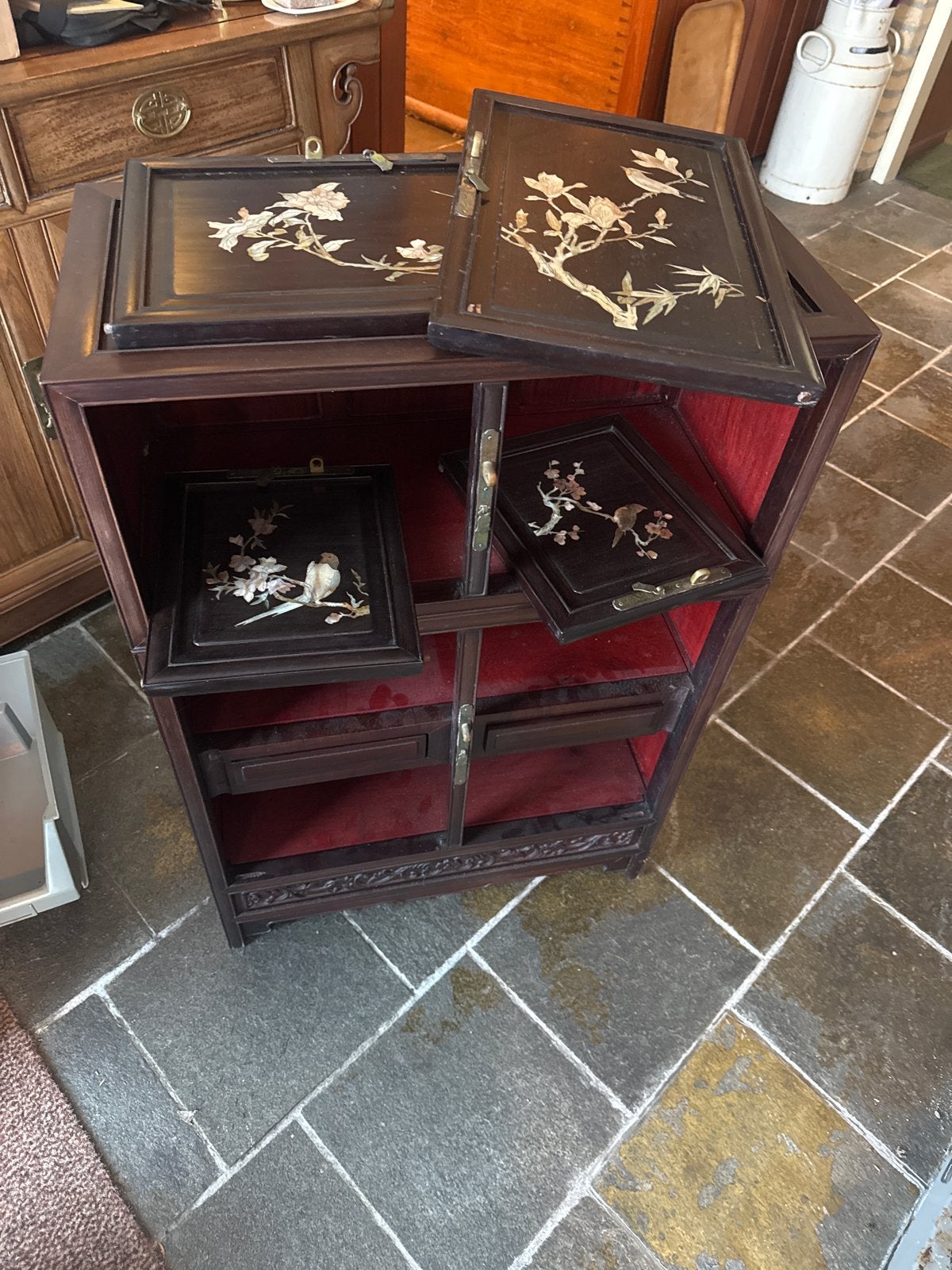 Antieke Chinese kast met parelmoer inlegwerk, Ophalen