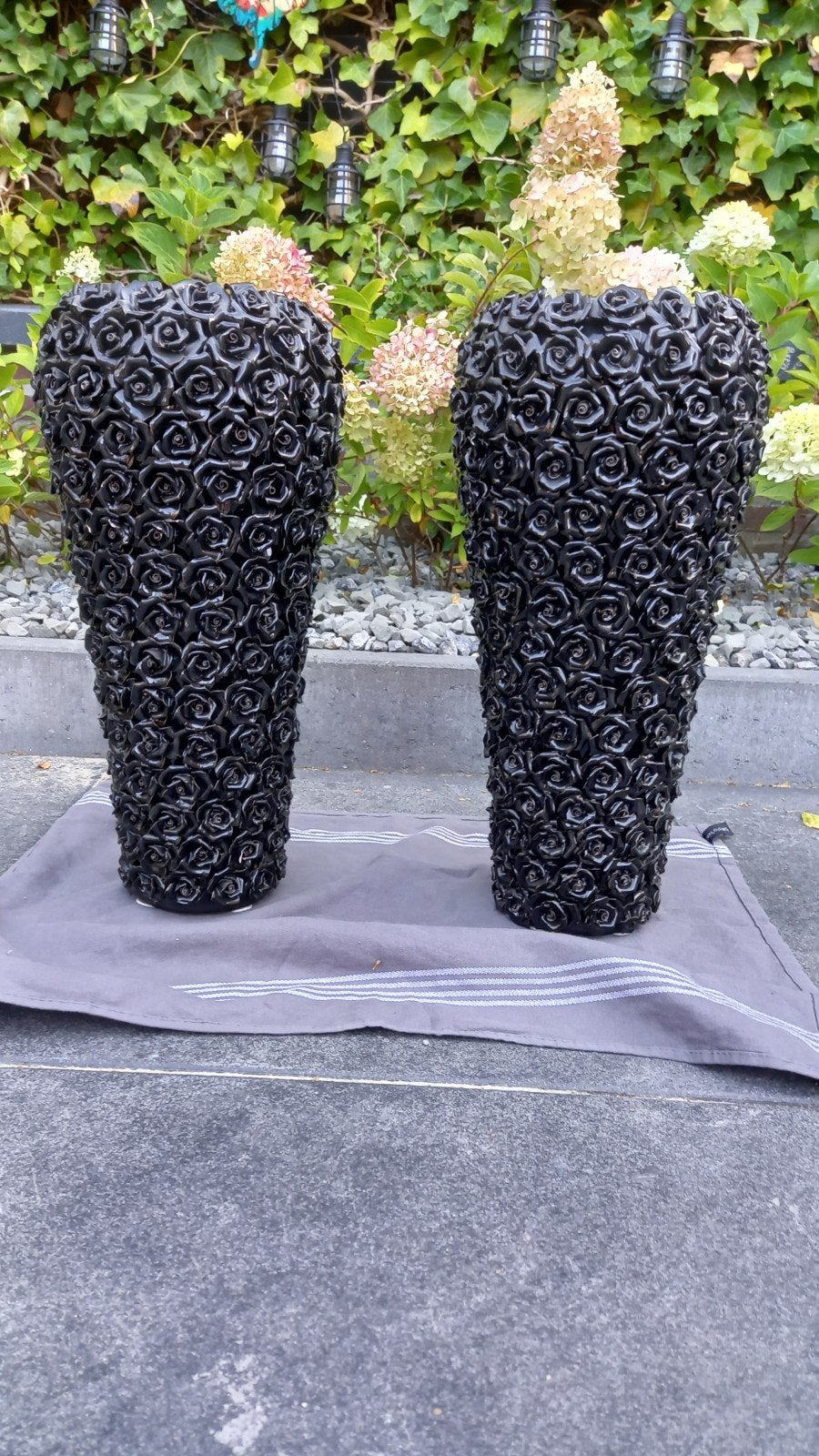 2 Zwarte Vazen met Rozenpatroon - 50 cm Hoog, Huis en Inrichting, Woonaccessoires | Vazen, Ophalen, Met patroon/structuur, Zwart