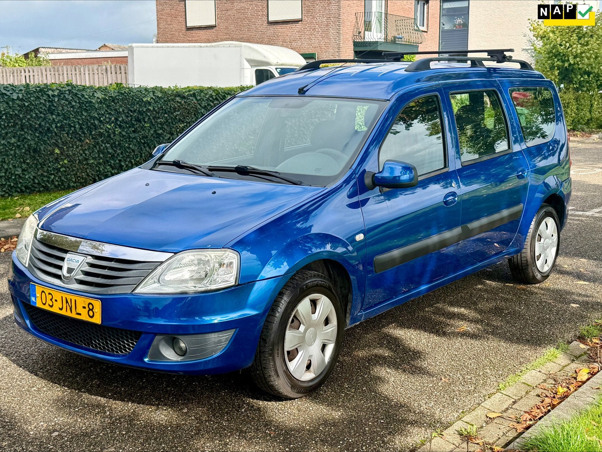 Dacia Logan MCV 1.6-16V Lauréate 7p., Auto's, Gebruikt, Blauw, 7 stoelen, Origineel Nederlands