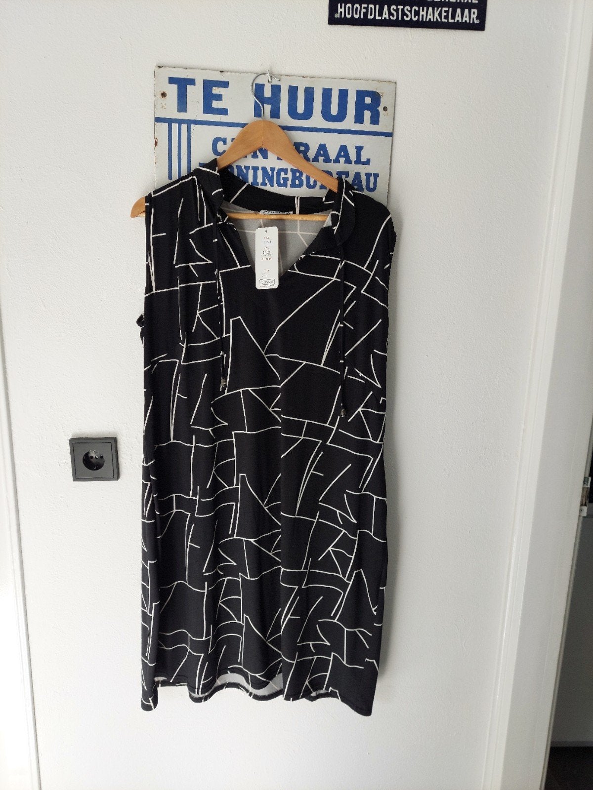 Nieuwe zwart/witte jurk van Magna 48/50., Kleding | Dames, Zwart, Maat 46/48 (XL) of groter, Nieuw, Ophalen of Verzenden
