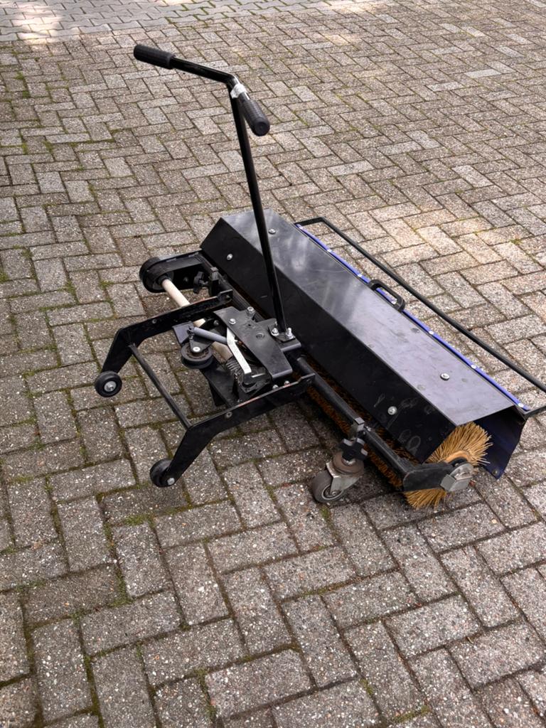Veegmachine voor zitmaaier, Ophalen, Zo goed als nieuw