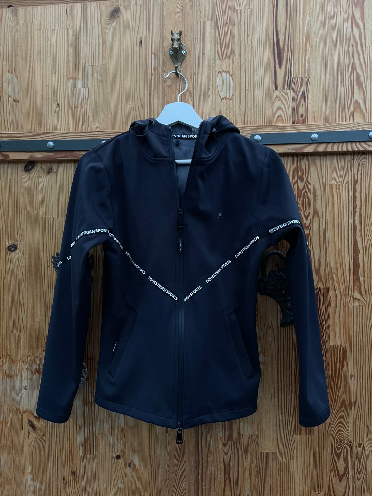 QHO Equestrian Sport regenjas, maat 38, Kinderen en Baby's, Kinderkleding | Maat 92, Ophalen of Verzenden, Zo goed als nieuw, Jongen of Meisje
