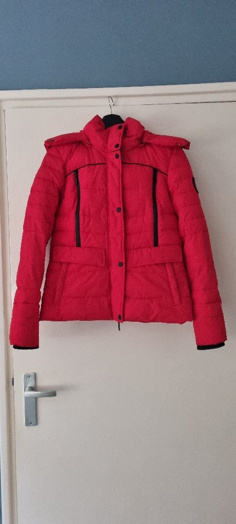Rode Superdry winterjas maat 36 (wintersport kan ook), Superdry, Ophalen of Verzenden, Zo goed als nieuw, Maat 36 (S)