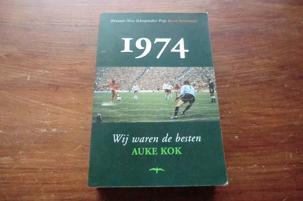 boek - 1974 - Wij waren de besten - Auke Kok / Cruijff, Ophalen of Verzenden, Gelezen, Balsport
