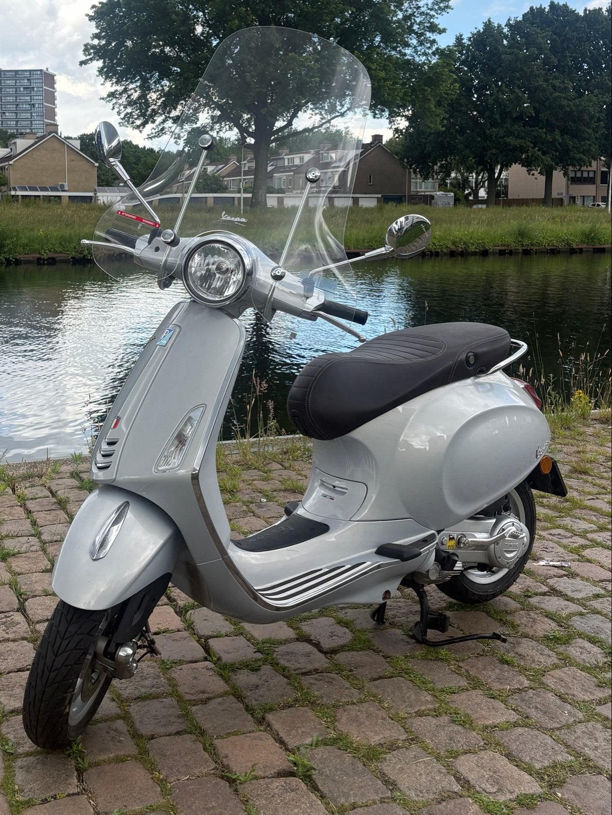 Vespa Primavera in absolute nieuwstaat met lage km stand, Fietsen en Brommers, Ophalen, Zo goed als nieuw