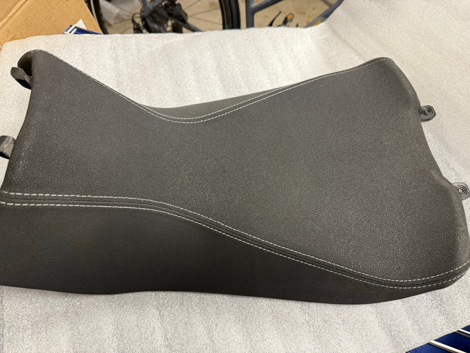 Origineel zadel Moto Guzzi Stelvio V100 2024-2026, Motoren, Ophalen of Verzenden, Gebruikt