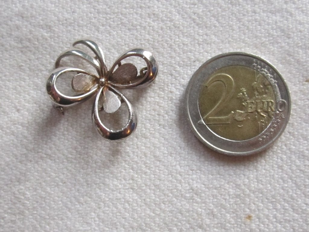 32.  Heel kleine broche, Ophalen, Overige materialen, Broche