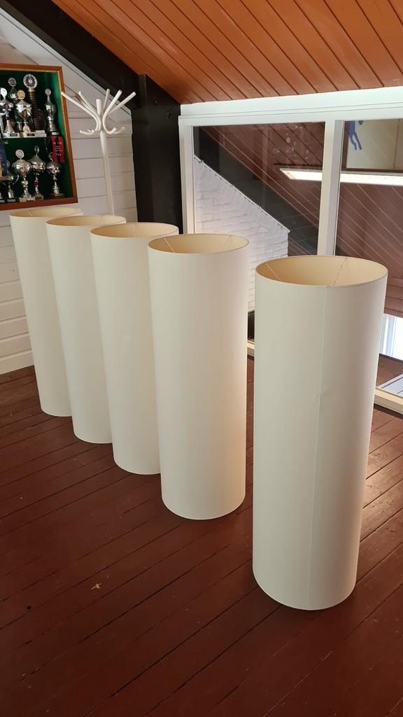 Vijf hoge, crèmekleurige lampenkappen, Ophalen
