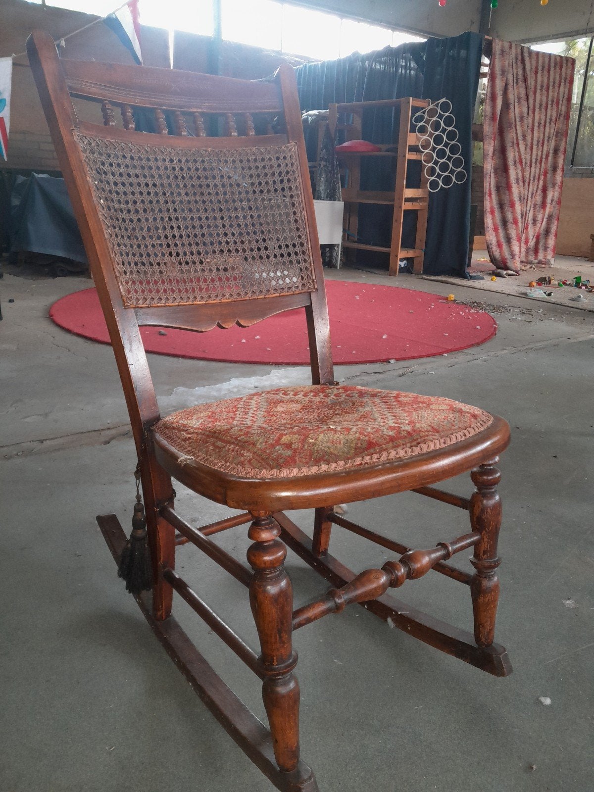 Antieke Schommelstoel met Rotan Rugleuning, Antiek en Kunst, Antiek | Meubels | Stoelen en Banken, Ophalen of Verzenden