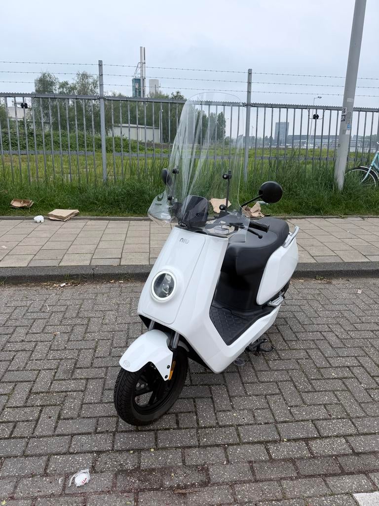 Niu Elektrische Scooter - Wit 8900KM, Overige merken, Elektrisch, Ophalen of Verzenden, Zo goed als nieuw