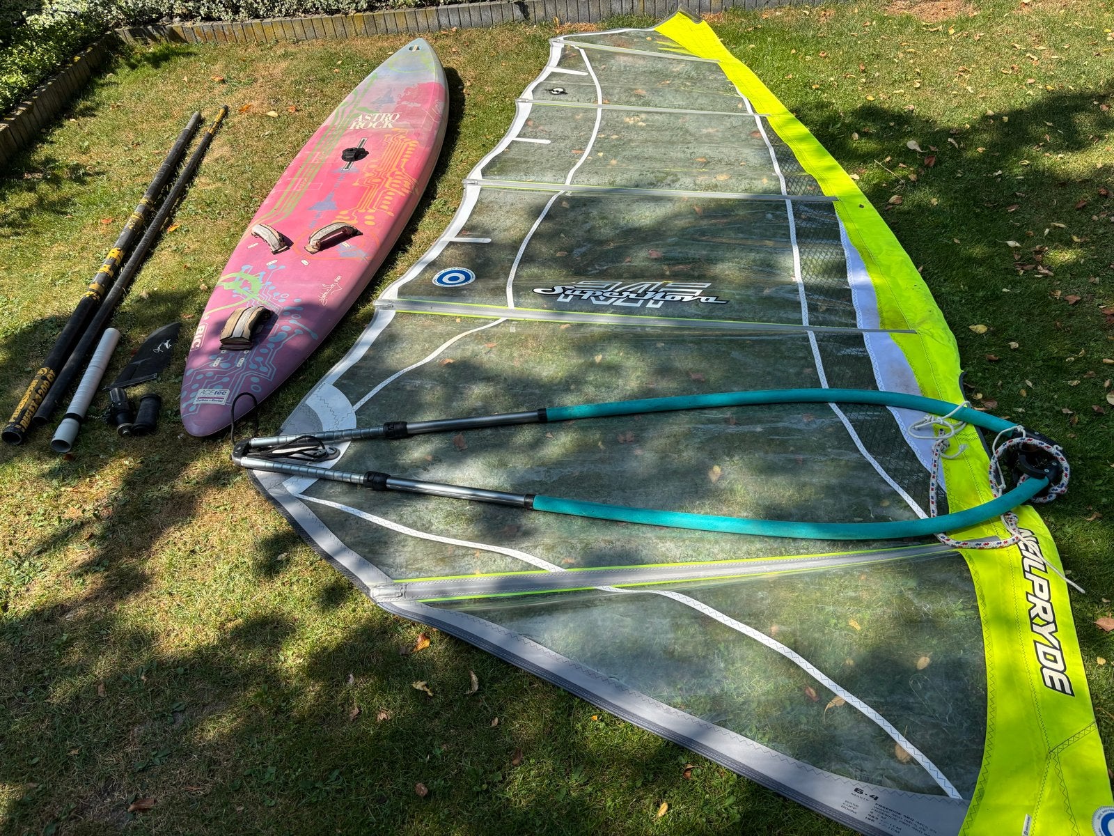Complete Windsurfset: Bic Astro Rock met 2 Zeilen, Watersport en Boten, Ophalen, 250 tot 300 cm, Gebruikt, 5 tot 6.5 m²