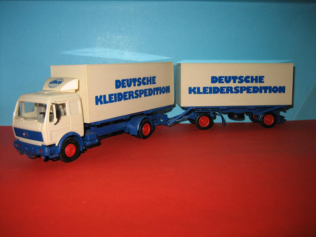 DKS  Dts Kleider Spedion MERCEDES combi  Herpa, Ophalen of Verzenden, Zo goed als nieuw, Bus of Vrachtwagen, Herpa